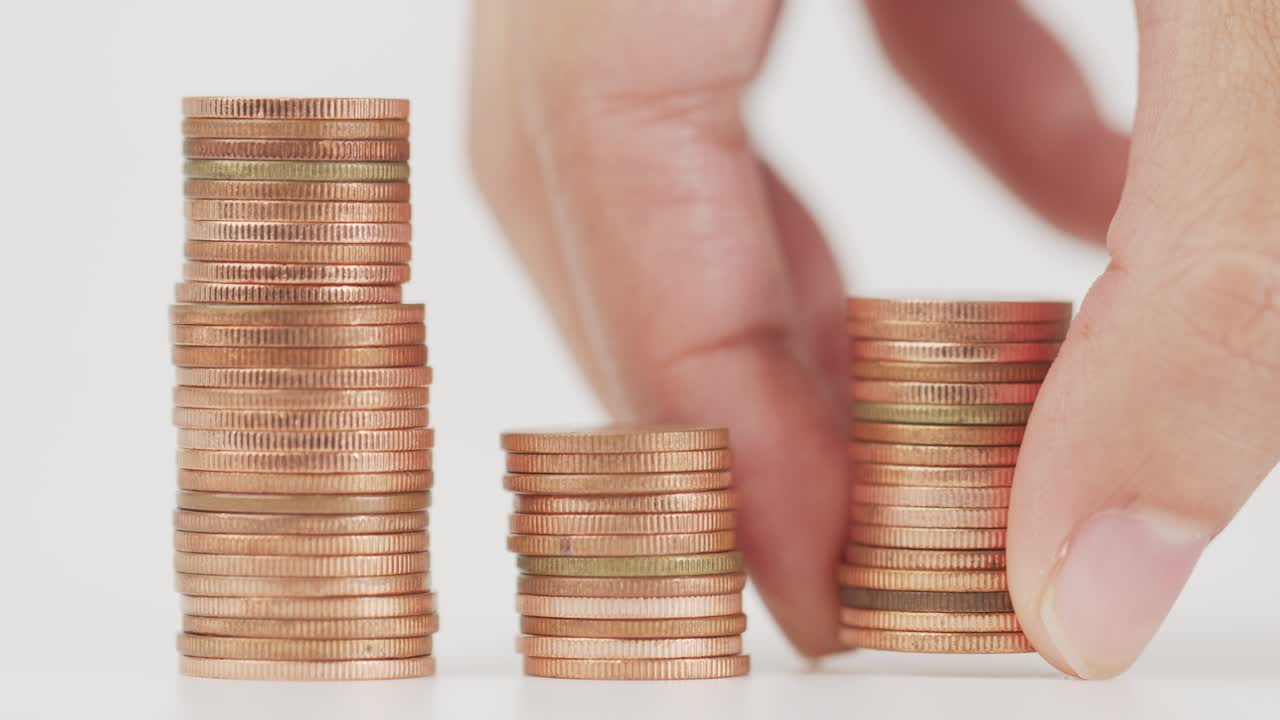 el dedo recoge un montón de monedas y las pone abajo.