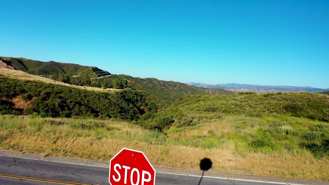 캘리포니아 카스테익의 레이크 휴스 도로 근처에서 촬영된 드론 이미지