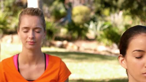 Hermosas-Mujeres-Jóvenes-Realizando-Yoga