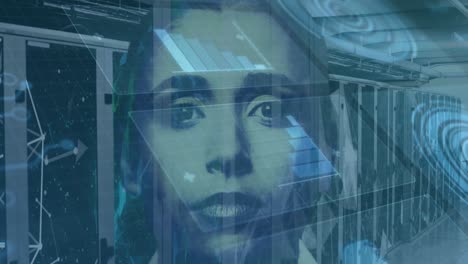 animación de escaneos y procesamiento de datos sobre el rostro de la mujer y servidores informáticos