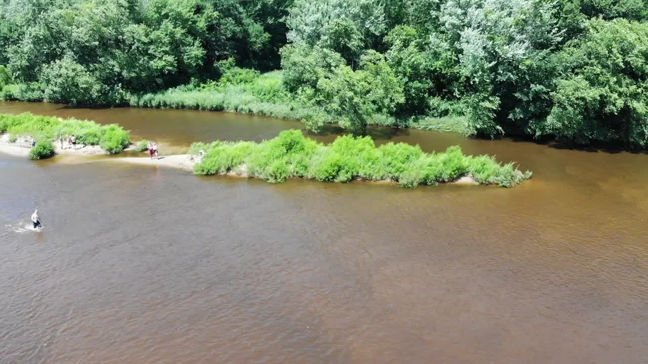 вид сверху на мужчину, ловящего рыбу на острове в южной части штата висконсин