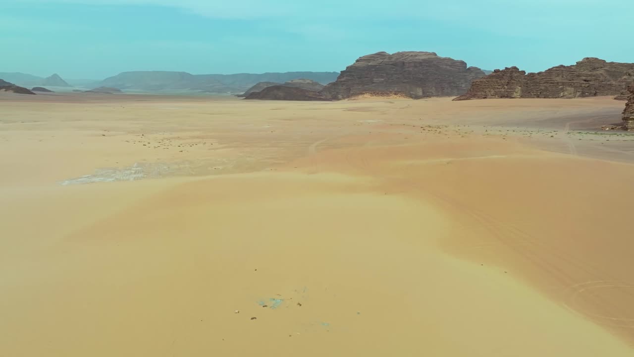 와디 럼 에 있는 요르단 사막 의 공중 사진 - 드론 촬영