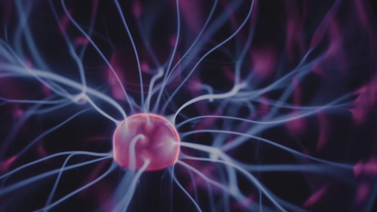 descarga eléctrica de bola de plasma en mezcla de gas nitrógeno helio dentro de esfera de vacío de vidrio primer plano