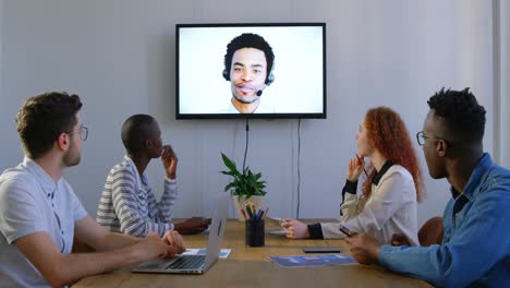 Seitenansicht-Eines-Jungen-Gemischtrassigen-Geschäftsteams,-Das-Videokonferenzen-Im-Büro-In-4K-Plant-Und-Durchführt