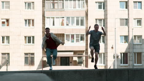 amigos entrenando el parkour