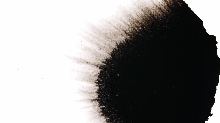Gocce d'inchiostro nero su sfondo bianco