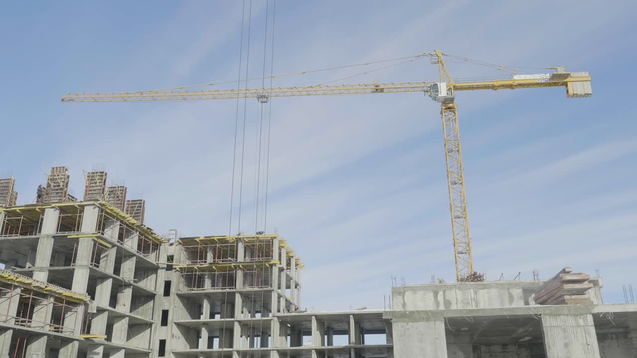 Sitio de construcción con grúa