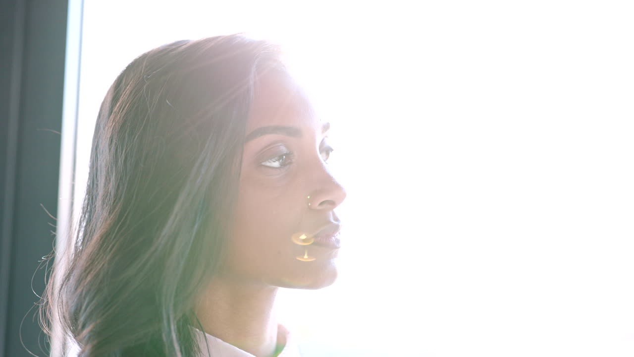 joven mujer de negocios hablando por teléfono