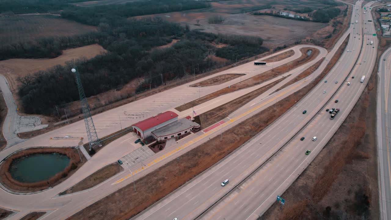고속도로 옆 트럭 계량소에 주차된 버스