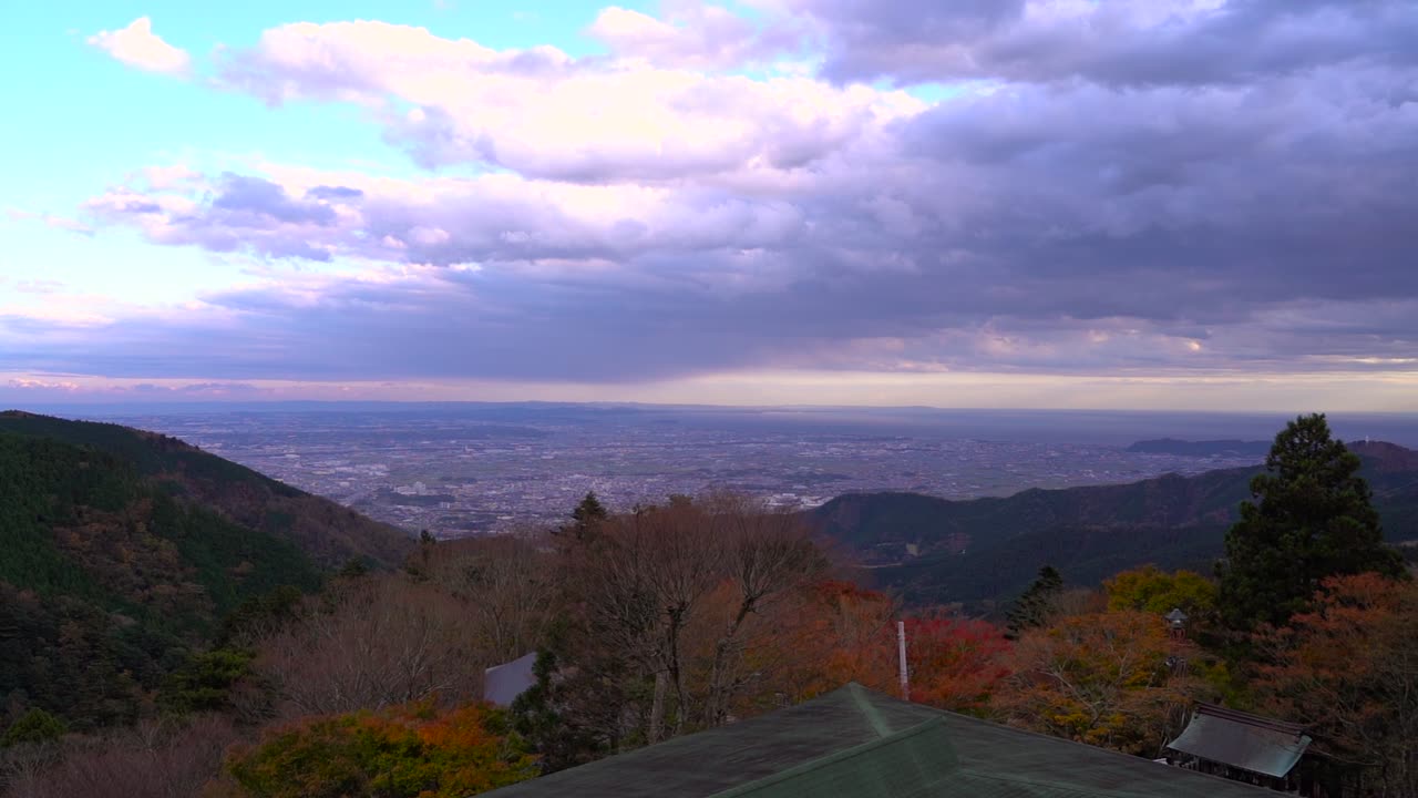 일본 가나가와 현 위의 일몰 풍경을 통해 아름다운 넓은 팬