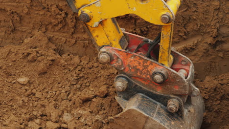 Erdbewegungsmaschinen-An-Einer-Baustelle-Baggerschaufel-Entfernt-Boden-Aus-Graben