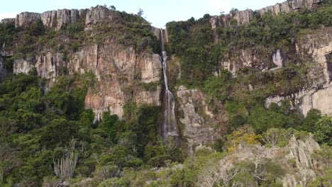 Frontal-traveling-aerial-shot-of-the-Cascada-del-Vino,-located-in-Lara-state,-Venezuela