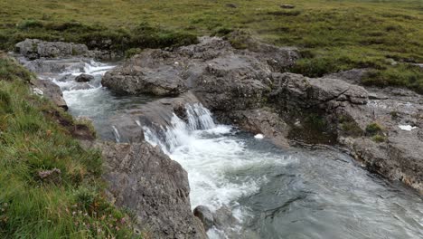 Kleiner-Wasserfall-In-Der-Nähe-Von-Fairy-Pools-Wasserfall-In-Glen-Brittle,-Isle-Of-Skye,-Schottland,-Vereinigtes-Königreich-Mit-Hochlandmückeninsekten