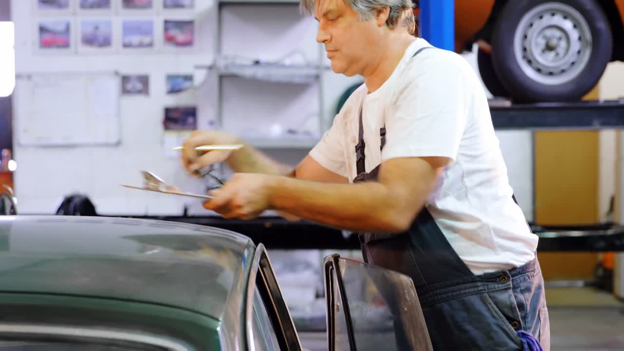 자동차 를 점검 하는 남성 정비사 4k