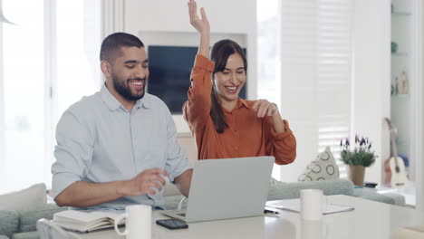 pareja de familia feliz sentada en el sofá