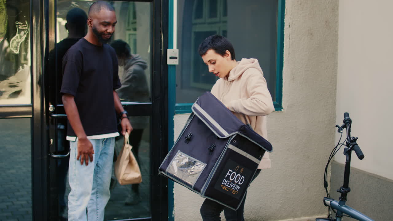 entrega de alimentos al cliente