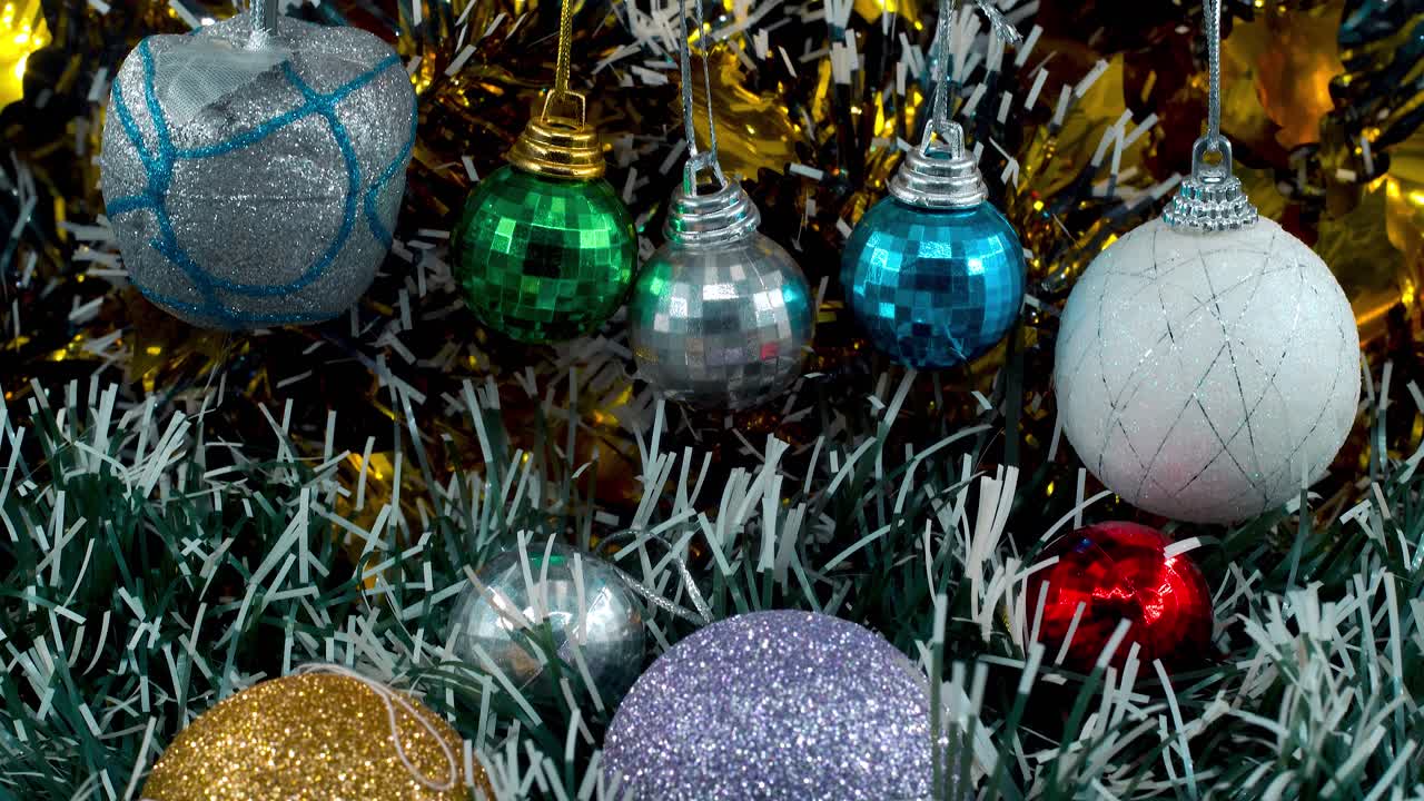 hermosa decoración de navidad, coloridos adornos colgantes, colores azul verde blanco oro, año nuevo decorado, luces brillantes, cine de primer plano inclinado hasta video 4k