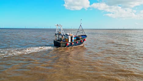 imágenes de video aéreas de un barco de arrastre de pesca