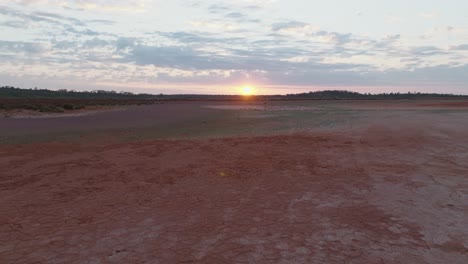 rosa y brillante amanecer sobre el desierto australiano