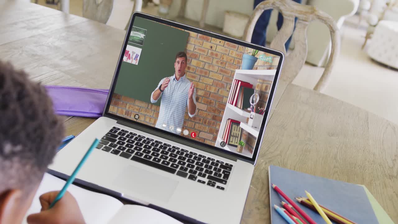 estudiante masculino diverso teniendo clase durante una llamada de video portátil con un profesor masculino en cámara lenta