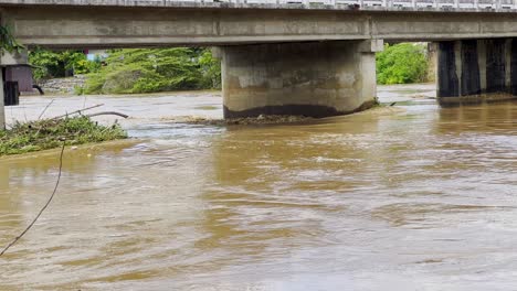 Massiver-Flussstrom,-Der-Bei-Gewittern-Und-Starkem-Regen-In-Nordthailand-Fließt