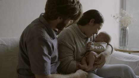 familia feliz con un bebé recién nacido