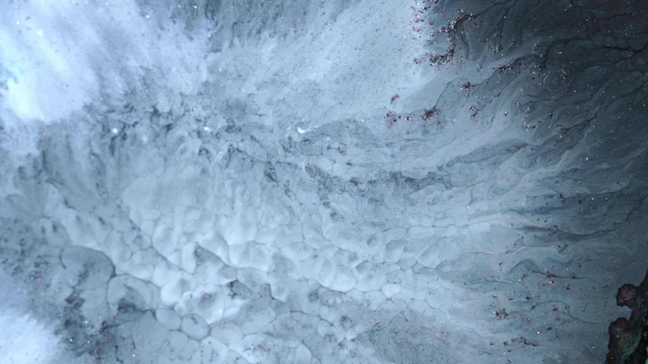 una texture astratta morbida e eterea con toni bianchi e grigi ghiacciati, che evocano serenità