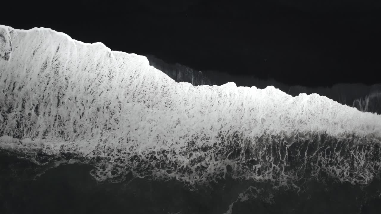 영화 상단 아래 검은 모래 해변 공기, 화산 모래에 부 ⁇ 히는 파도 아이슬란드, 느린 동작 영화 풍경