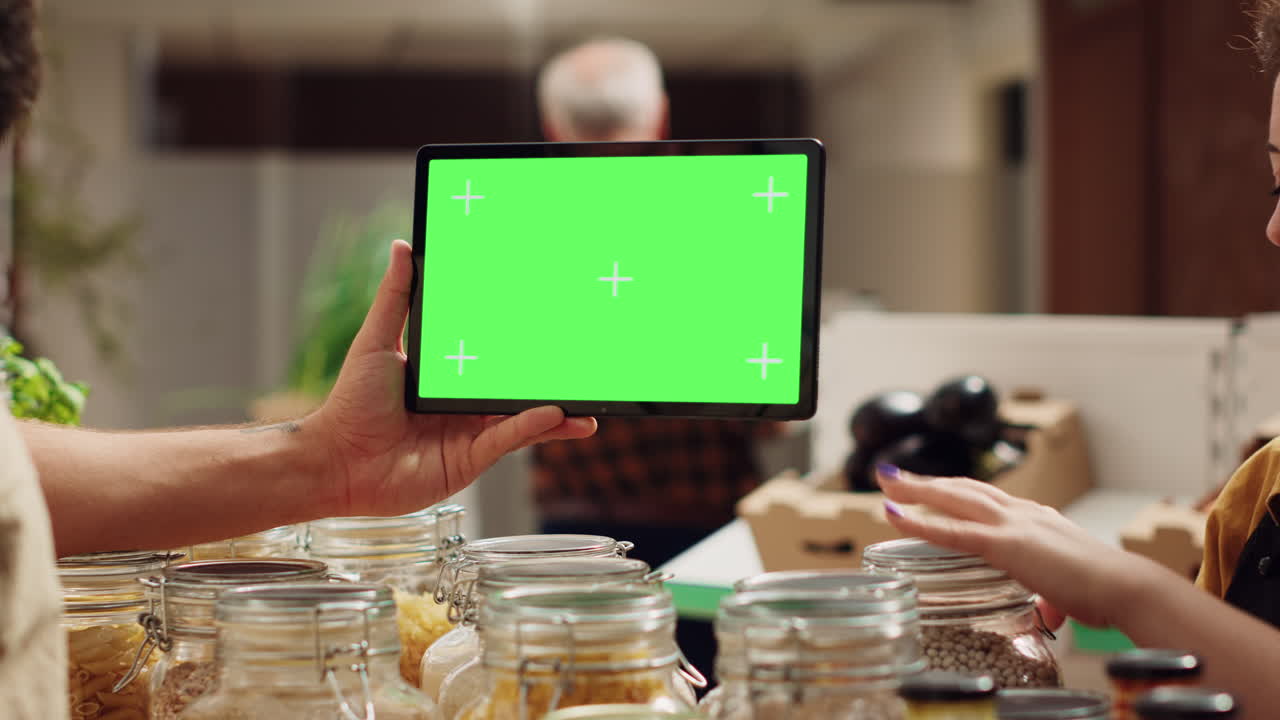 el cliente usa una tableta modelo en el supermercado.