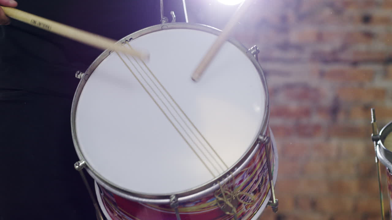 él mantiene el ritmo durante toda la noche