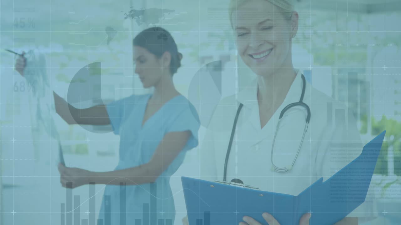Animation der Datenverarbeitung über einer kaukasischen älteren Ärztin, die im Krankenhaus lächelnd Berichte hält.