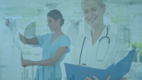 animación del procesamiento de datos sobre una doctora caucásica mayor que sostiene informes sonriendo en el hospital