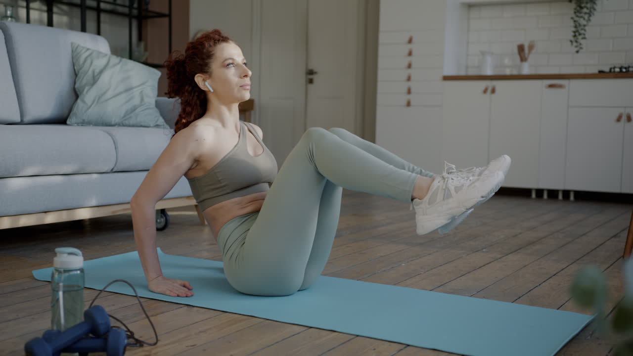mujer haciendo ejercicios abdominales en casa