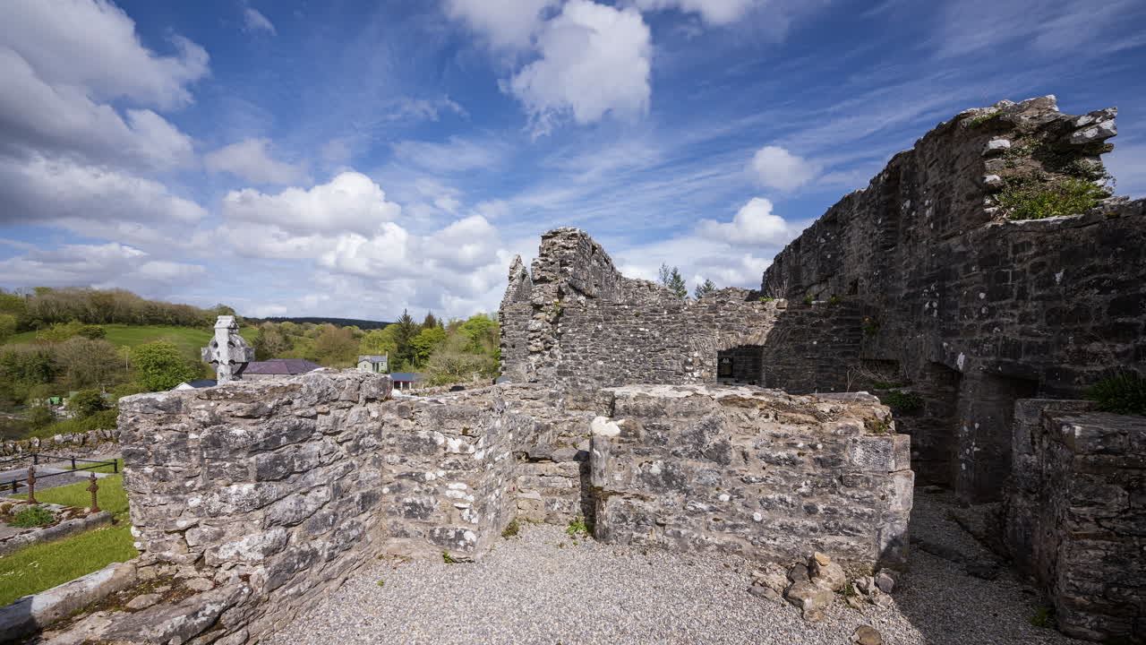 lapso de tiempo de movimiento panorámico de la ruina medieval de la abadía de creevelea en el condado de leitrim en irlanda como un hito histórico y cementerio con nubes dramáticas en el cielo en un día de verano