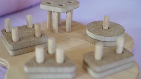 niño jugando con juguete de madera