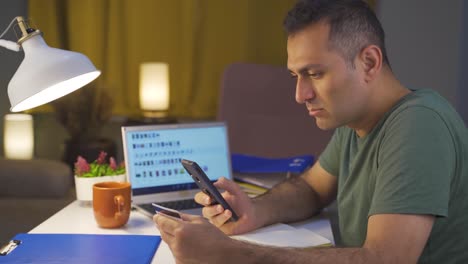 Hombre-Comprando-Productos-Por-Teléfono-Con-Tarjeta-De-Crédito.