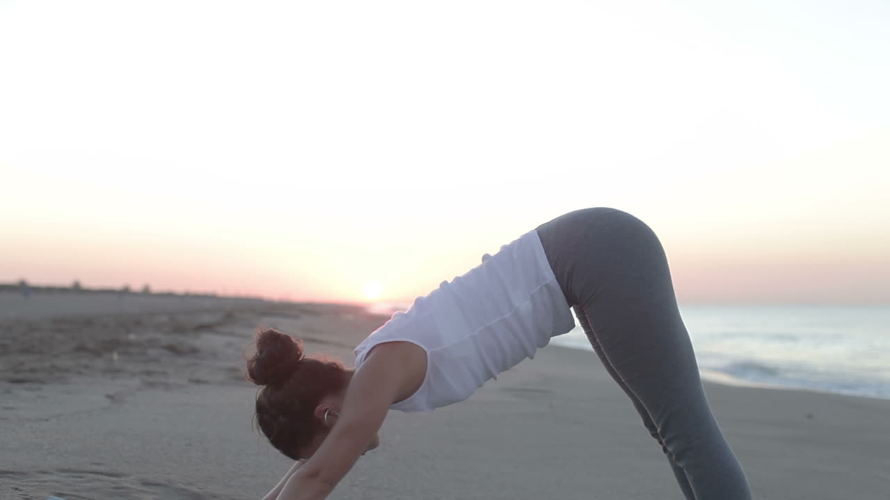 mujer joven haciendo yoga 27