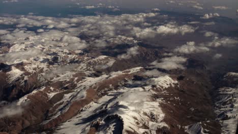 vista aérea desde un avión del paisaje montañoso cubierto de nieve de irán en el medio oriente