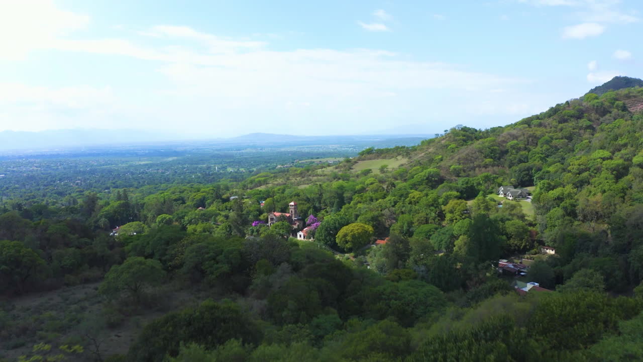 antena - valle del bosque, copas de los árboles con un cielo azul y horizonte en un día soleado, adelante