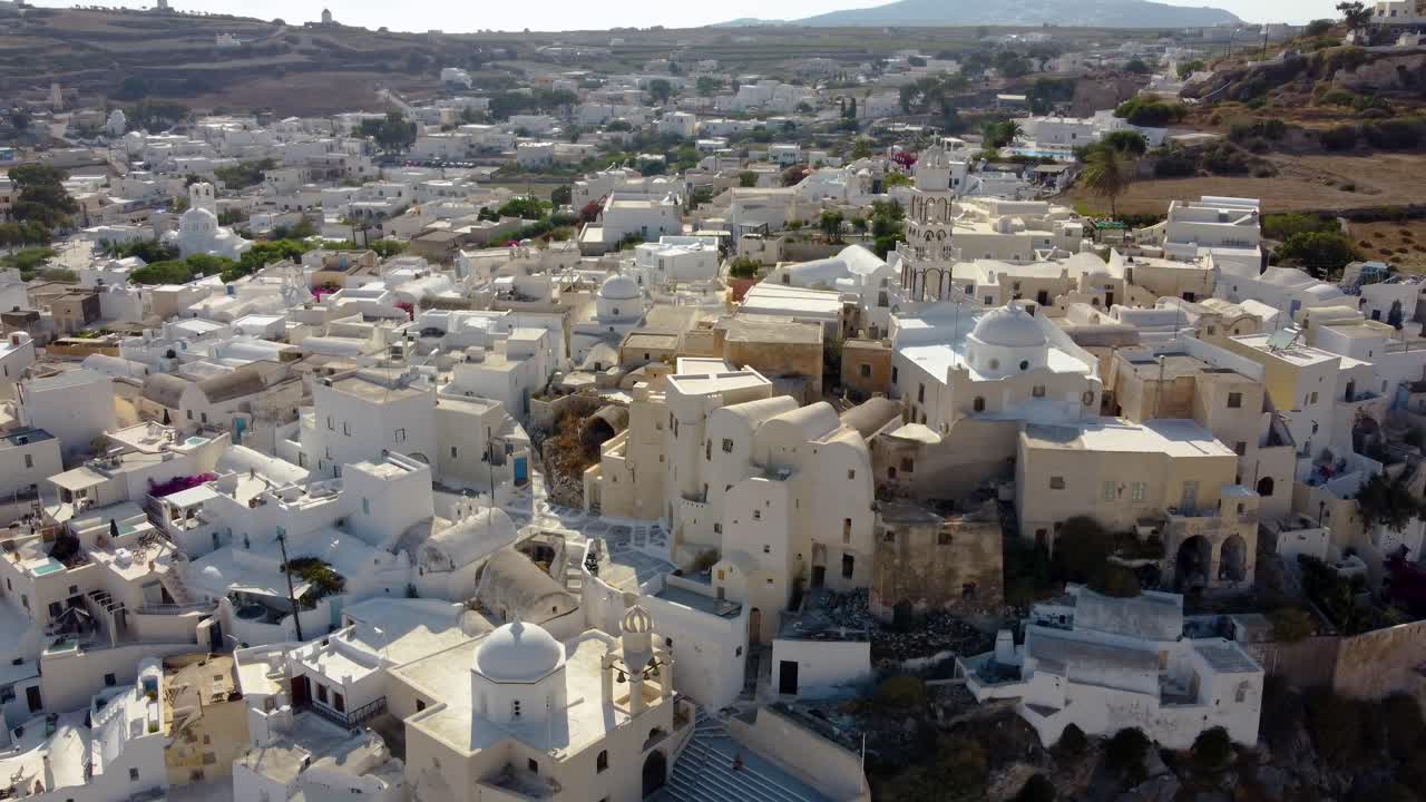vista orbital sobre el tradicional icónico pueblo y castillo de emporio, santorini, grecia