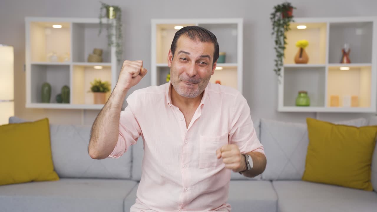 el hombre feliz se regocija.