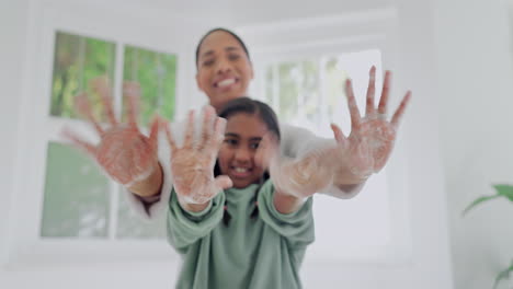 rostro, madre e hijo lavándose las manos