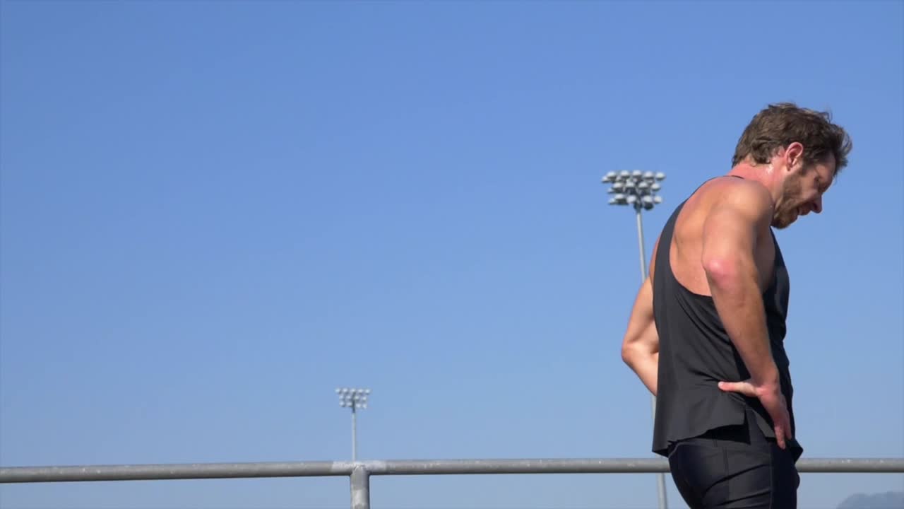 피곤 한 달리기 선수 는 경주 를 하고 나서 휴식 을 하기 위해 멈춘다