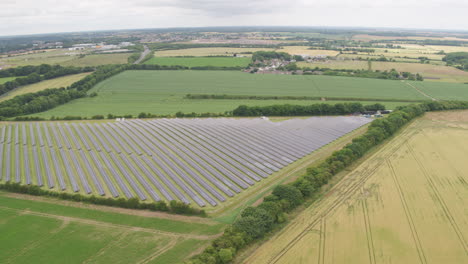 Amplia-Foto-Panorámica-De-Una-Granja-De-Paneles-Solares-Entre-Tierras-Agrícolas-Y-Zonas-Templadas.