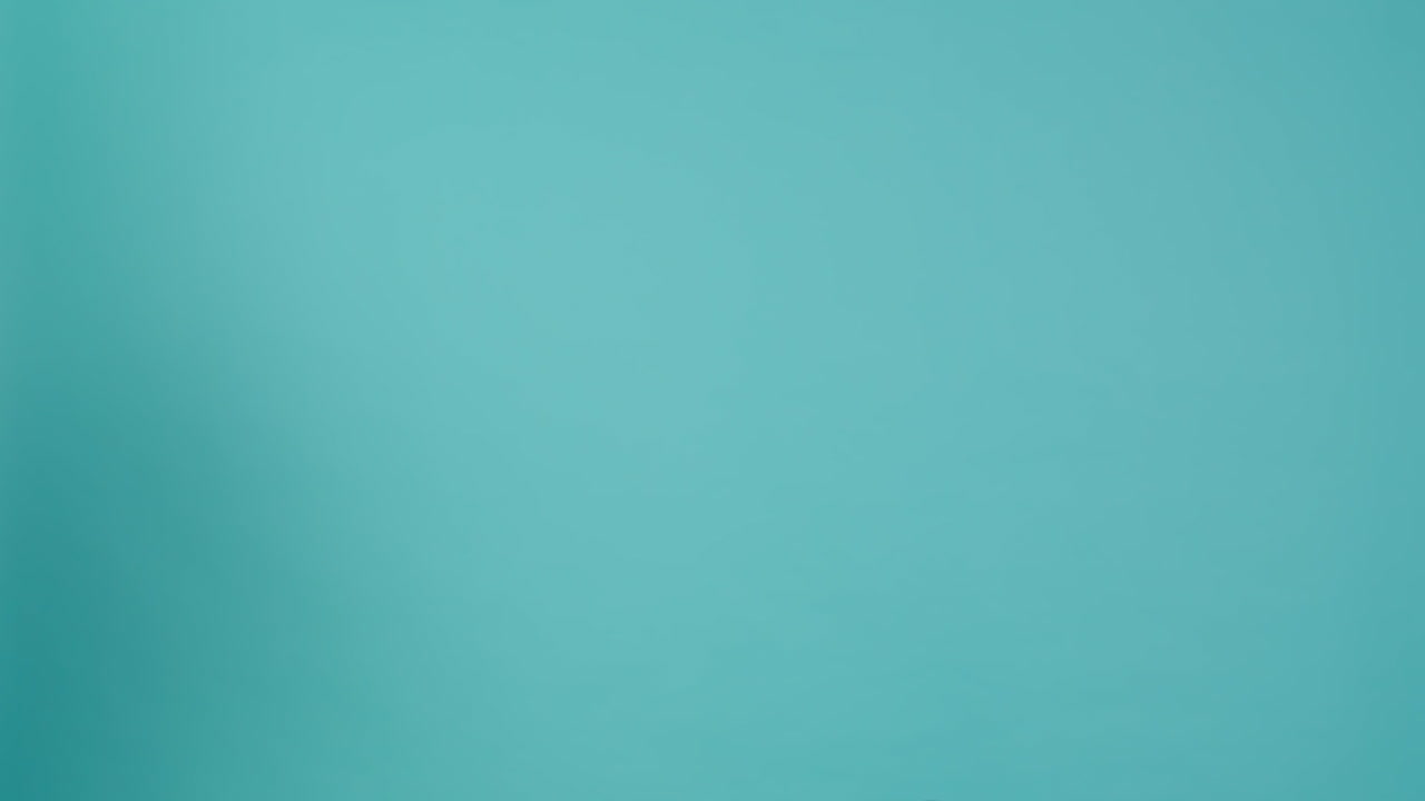 mujer caminando con una bolsa de papel en las manos llena de verduras