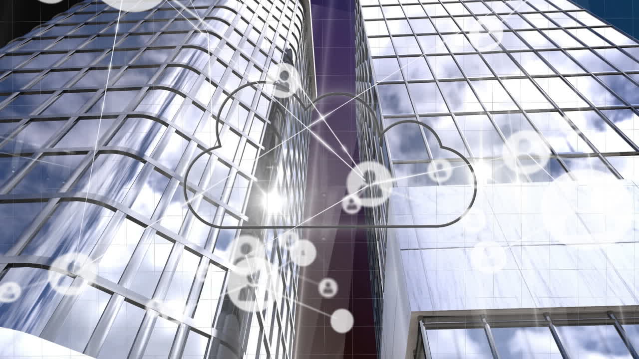 데이터 프로세싱의 애니메이션과 현대 건물 위의 클라우드 아이콘