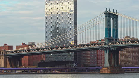 wolkenkrabbers van manhattan met uitzicht op de east river