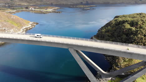 Verfolgung-Eines-Wohnmobils,-Das-Während-Einer-Fahrt-Entlang-Der-NC500-über-Die-Kylesku-Brücke-Fährt