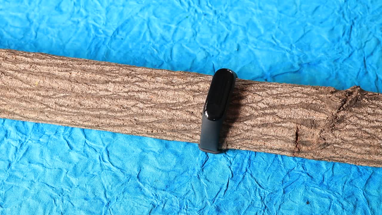 умные часы, часы для здоровья, фитнес-трекер, изолированные на синем фоне