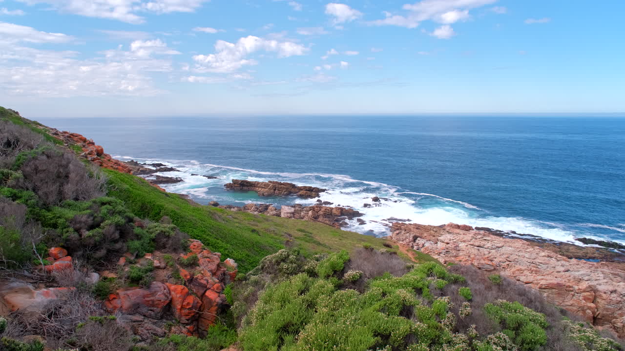 Fynbos costeiro e costa acidentada da trilha de caminhada da Reserva Natural Robberg